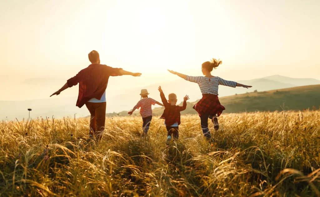 un atardecer y una familia corriendo feliz